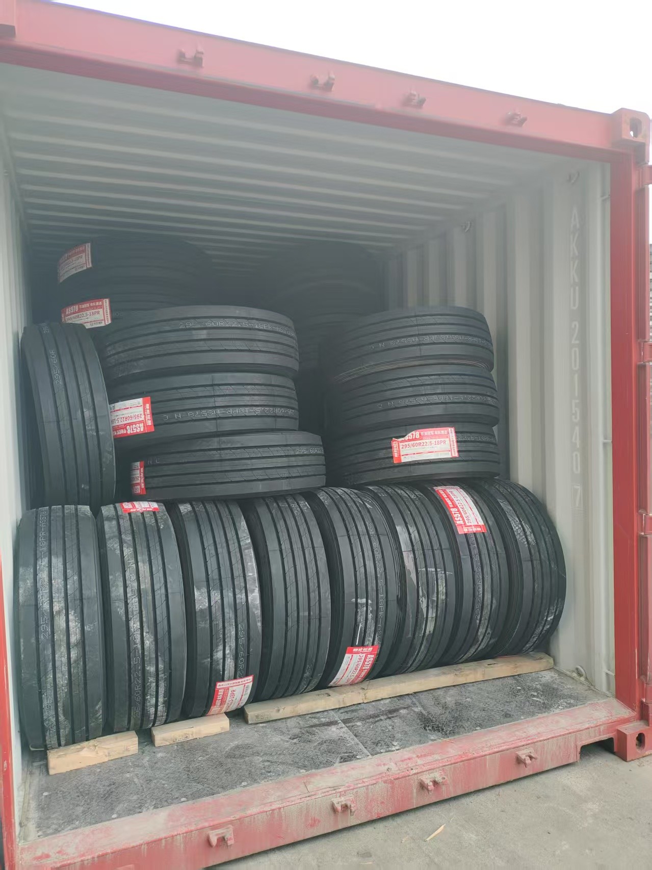 آخرین مورد شرکت تایر های Chaoyang 295/60R22.5 برای حمل و نقل میانگین یا طولانی در بزرگراه ها برای صادرات به اروپا